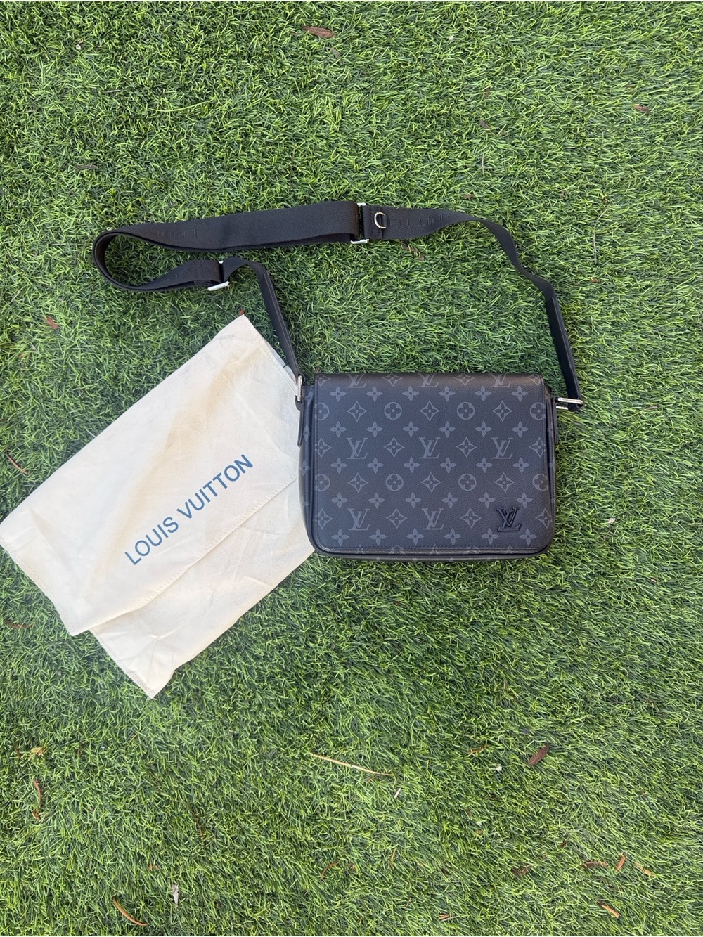 Louis Vuitton District
Messenger Bag Monogram
Eclipse Canvas MM